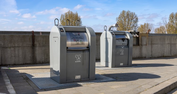 Comparative Analysis: Solar-Powered Waste Bins vs. Traditional Waste Management Solutions