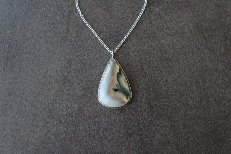 How to Choose the Perfect Agate Pendant for Your Energy and Style