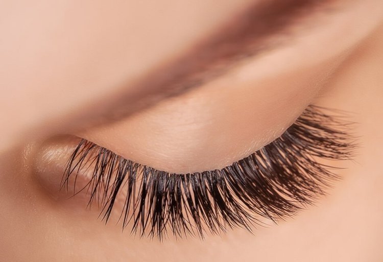 Traditional vs. modern eyelash beauty practices